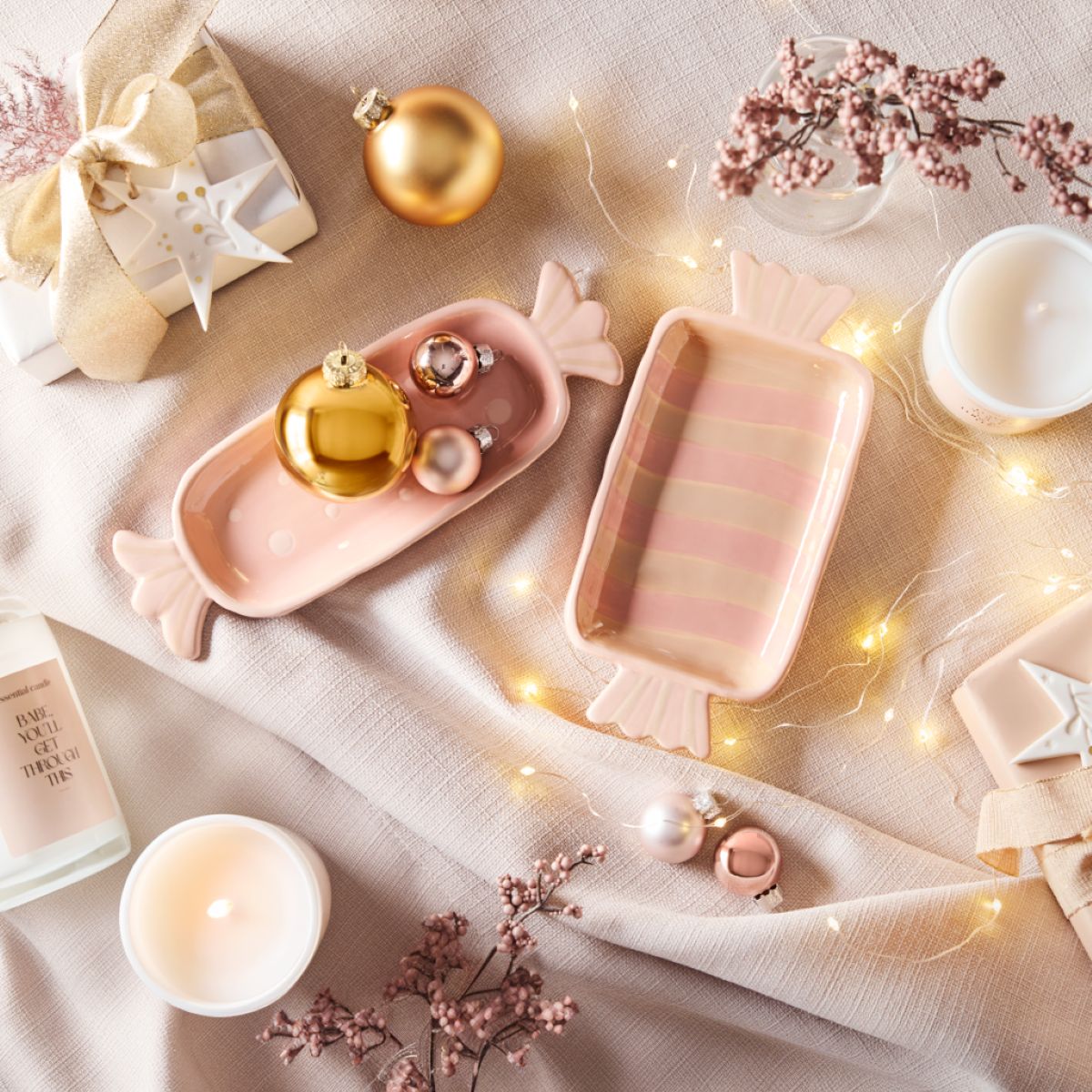 Dekoračný tanier Candy, 2,99 €; závesná dekorácia Kessiea, 2,99 €; súprava vianočných gulí Noel, Ø 6 cm, 15 ks/bal., 7,99 €