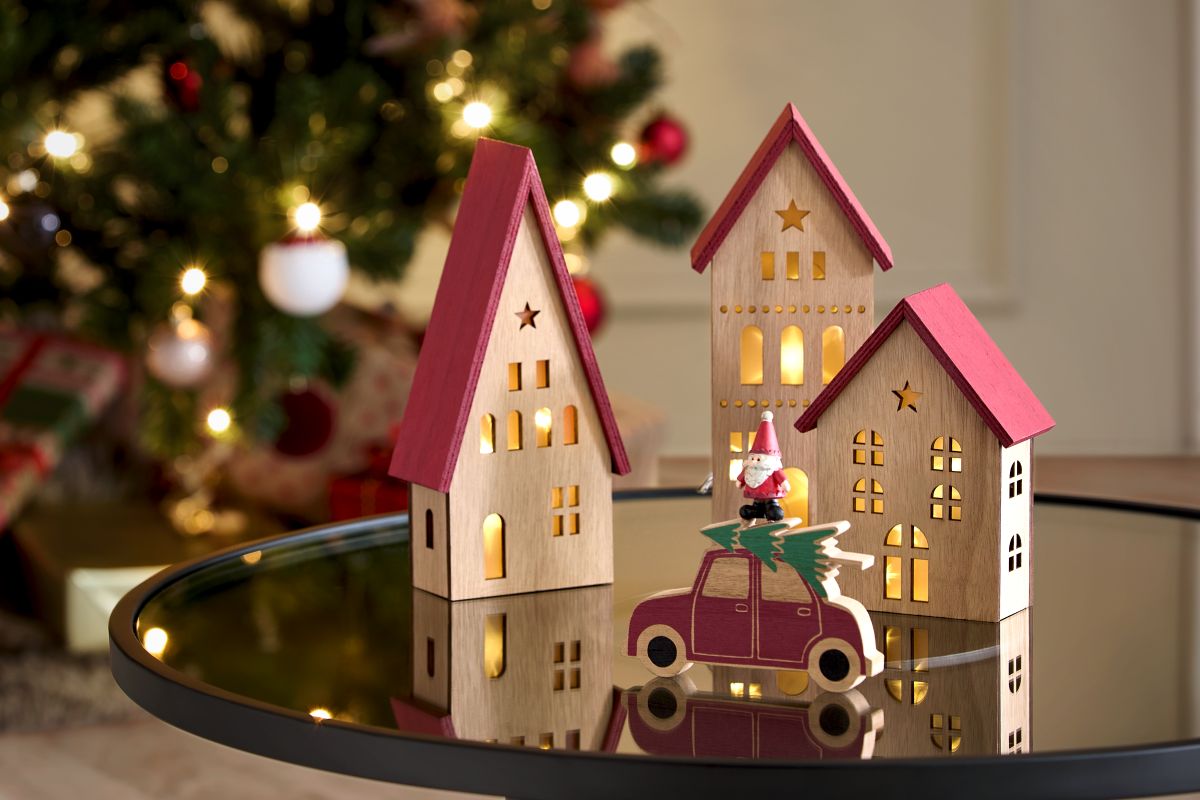 Dekoračný dom LED, viac veľkostí, od 4,99 €; dekoračný vozík Santa, 1,99 €