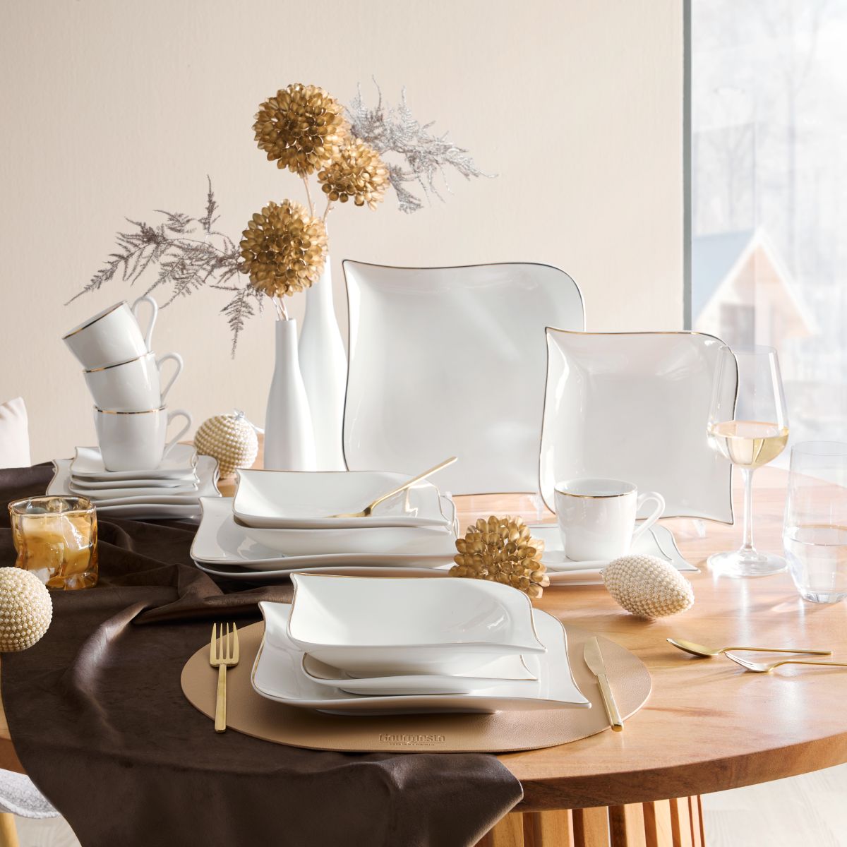 Materiály pri Soft Elegance – sušené trávy, vetvičky s perličkami, perly, neglazovaná terakota.