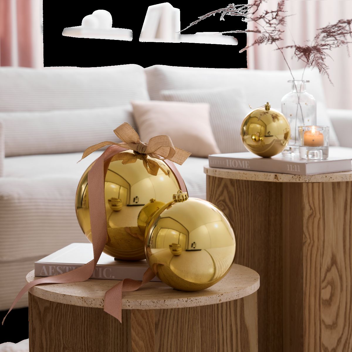 Materiály pri Soft Elegance – sušené trávy, vetvičky s perličkami, perly, neglazovaná terakota.