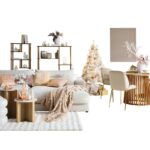 Svetlá obývacia izba s bielou rebrovanou sedačkou, ružovými a zlatými doplnkami a bielym vianočným stromčekom.