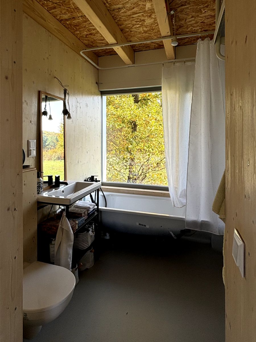 K rodičovskej spálni na prízemí prislúcha aj kúpeľňa s vaňou. 