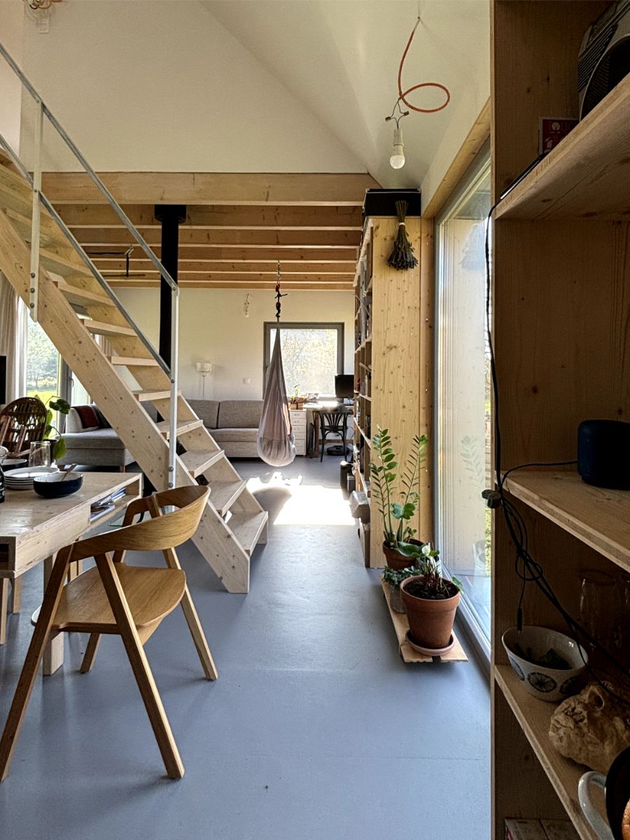 Rodina má blízko k severskému štýlu života, preto je interiér minimalistický so zariadením v prírodných farbách a materiáloch.