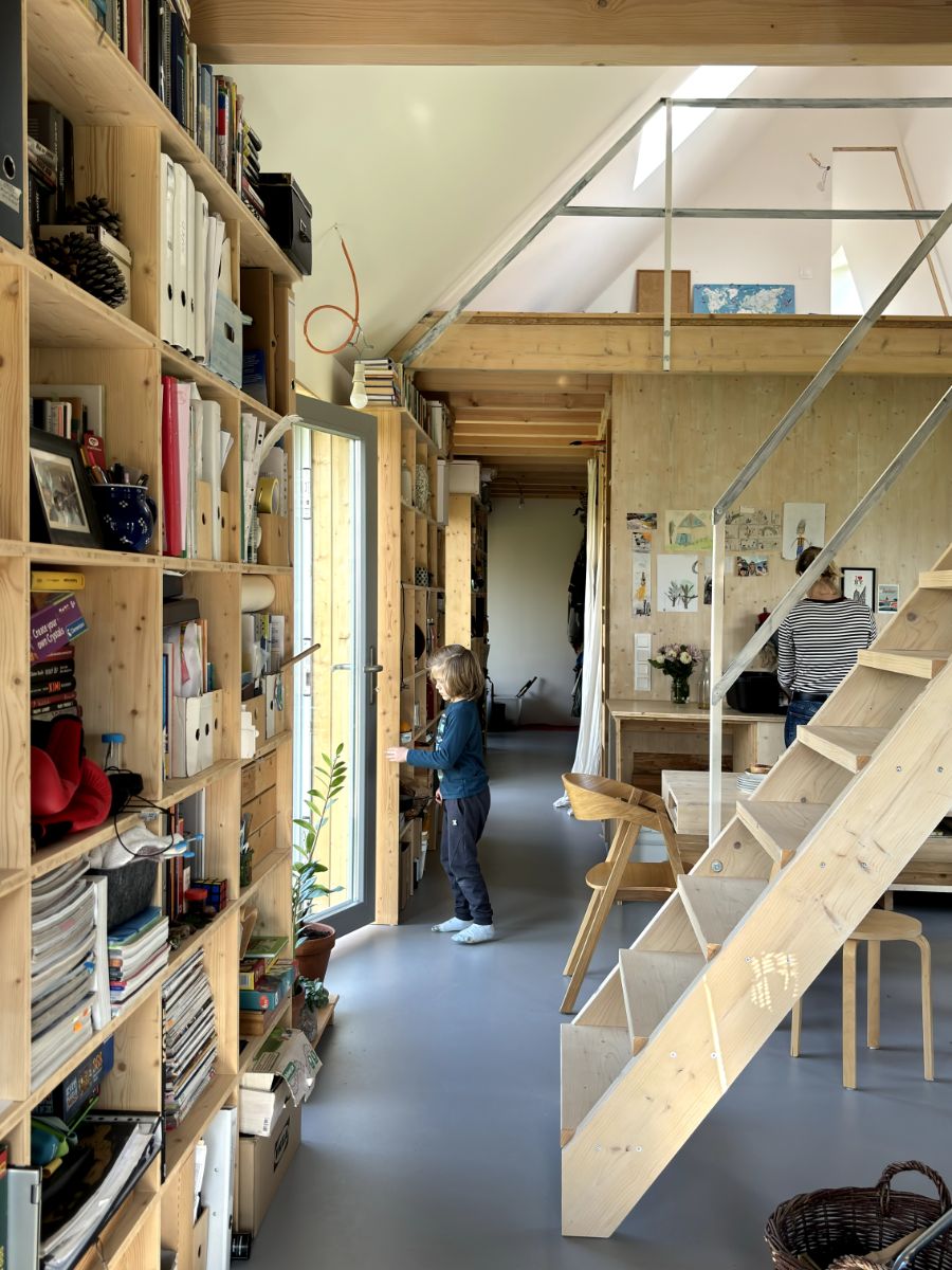 Podlaha je vyrobená z marmolea, ekologického materiálu z prírodných látok.