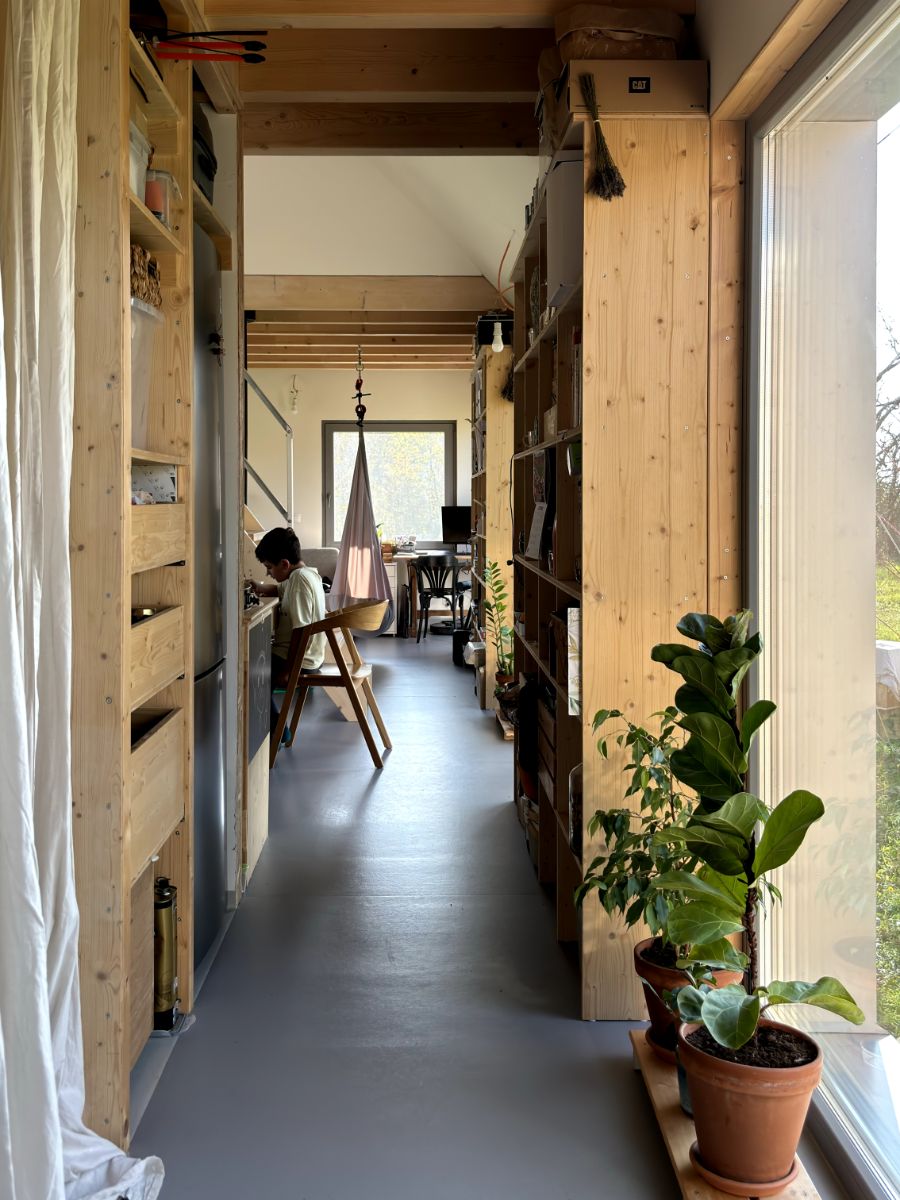 Dom je zariadený minimalisticky, no aj vďaka všadeprítomnému drevu je dom zariadený príjemne a útulne.