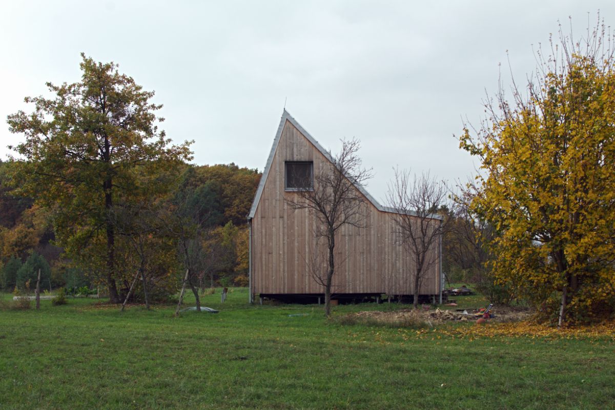 Postaviť dom z prefabrikovaných dielcov v takom ťažko dostupnom teréne bolo výzvou.