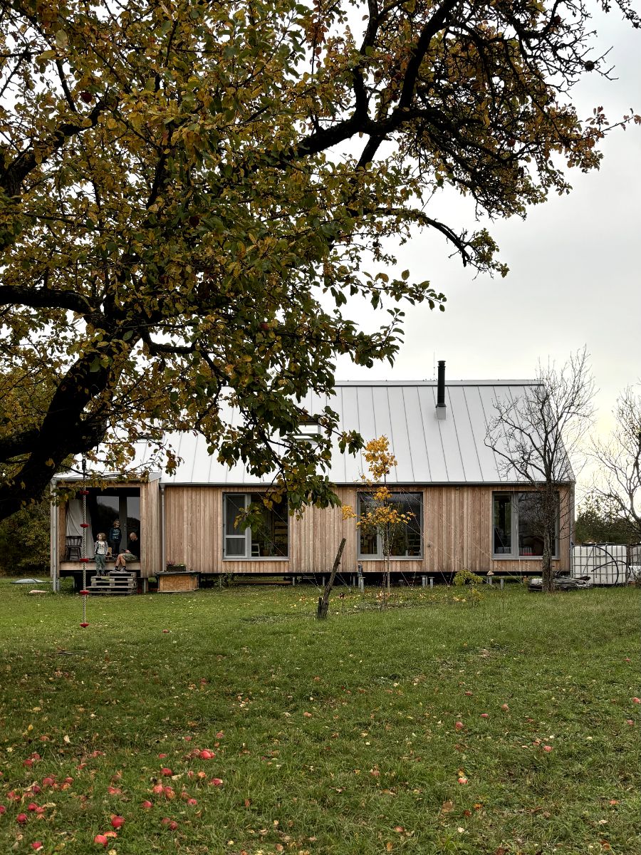 Domček je montovanou drevostavbou, postavenou na zemných vrutoch.