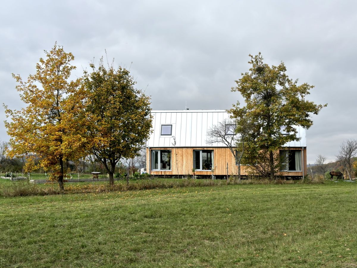 Pre rodinu s deťmi je drevodom v Melčiciach splneným snom o bývaní v prírode.