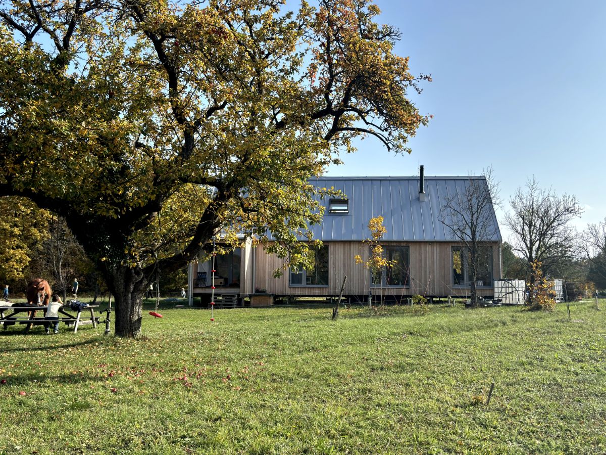 Štvorčlenná rodina si na bývanie vybrala prírodné prostredie pod lesom v blízkosti obce Melčice, vzdialenej asi 15 km od Trenčína.