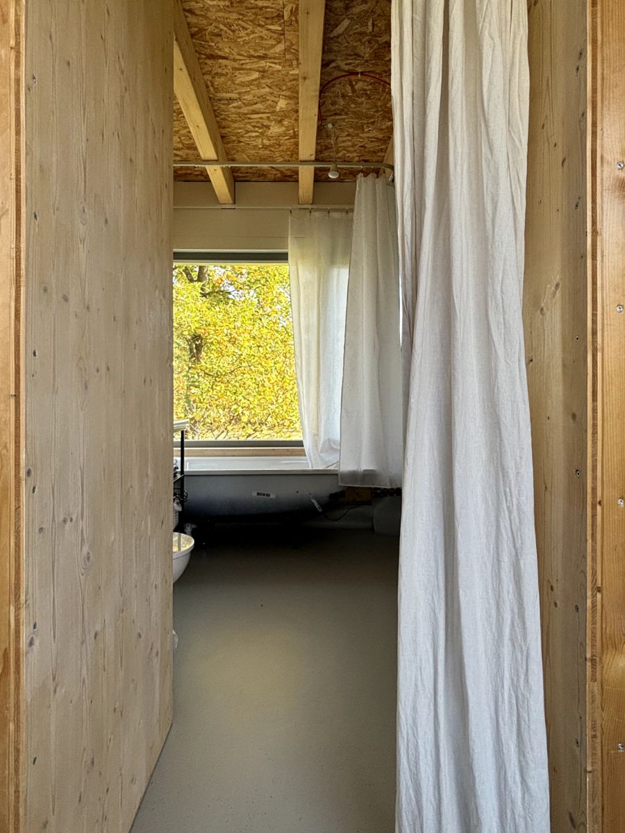 Kúpeľňa je zariadená pomerne jednoducho, obmedzuje sa na to najnutnejšie.