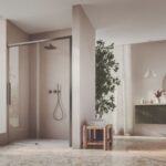 Moderný walk in sprchový kút s kúpeľni so zemitými farbami.