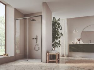 Moderný walk in sprchový kút s kúpeľni so zemitými farbami.