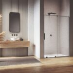 Sprchový kút s čiernym rámom Amalia v modernej kúpeľni s terazzom a vertikálne pruhovanou stenou.