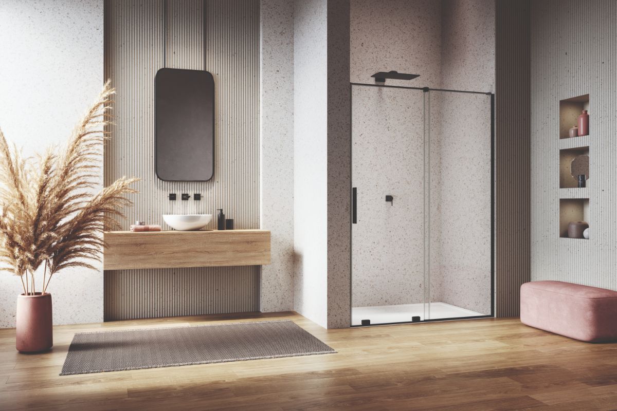 Sprchový kút s čiernym rámom Amalia v modernej kúpeľni s terazzom a vertikálne pruhovanou stenou.