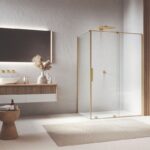 Sprchový kút so zlatým rámom Amalia v modernej kúpeľni.
