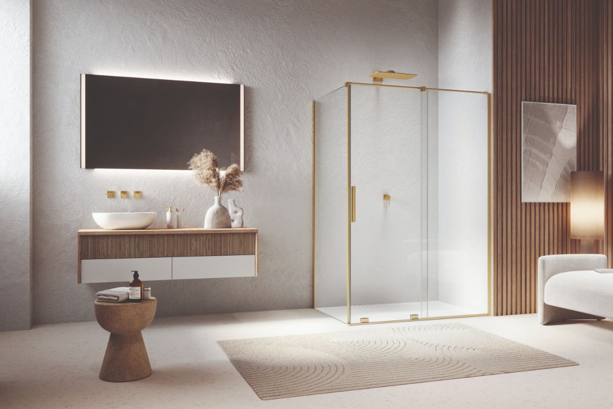 Sprchový kút so zlatým rámom Amalia v modernej kúpeľni.