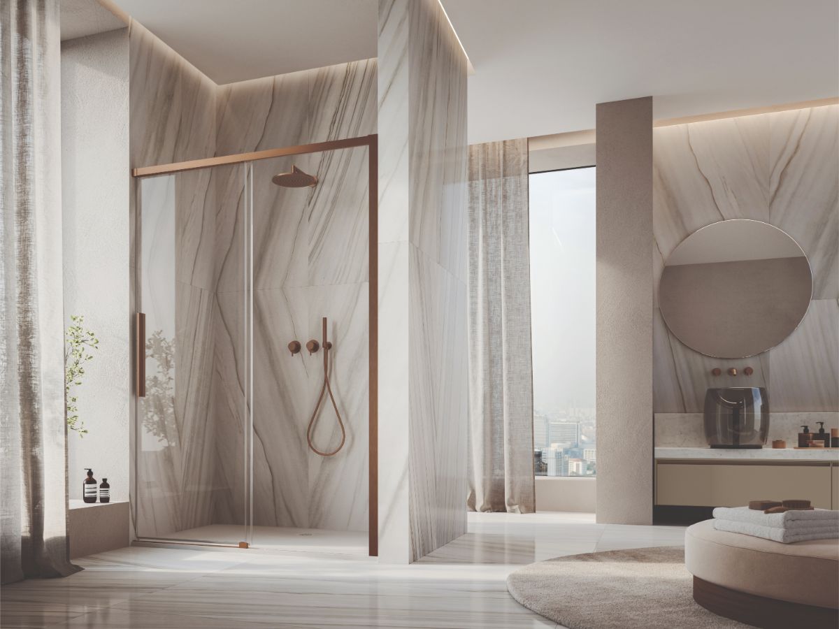 Sprchový kút s medeným rámom Oriana v modernej kúpeľni.