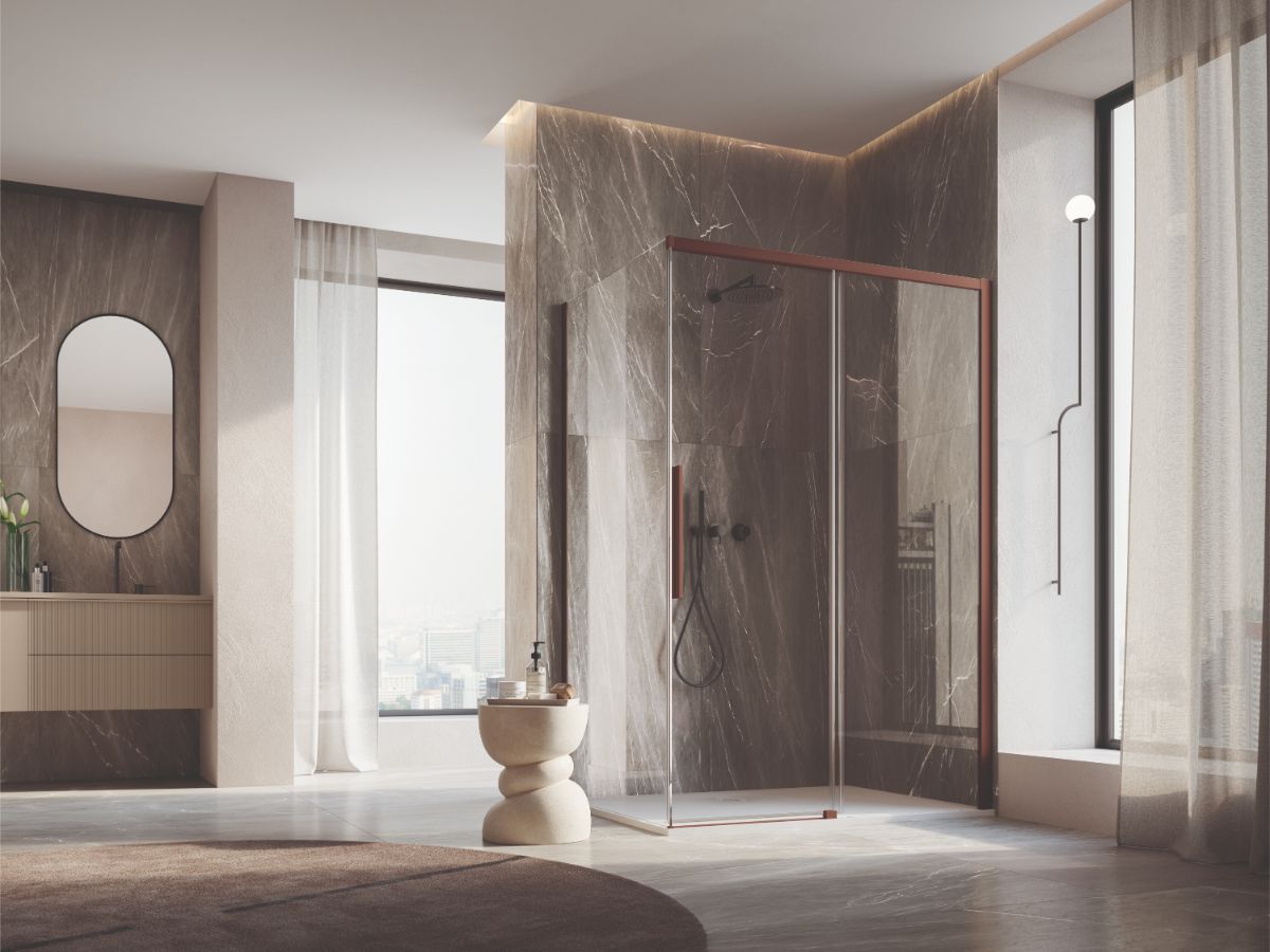 Sprchový kút s medeným rámom Oriana v modernej kúpeľni.