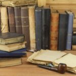 Staré knihy na drevenom stole.