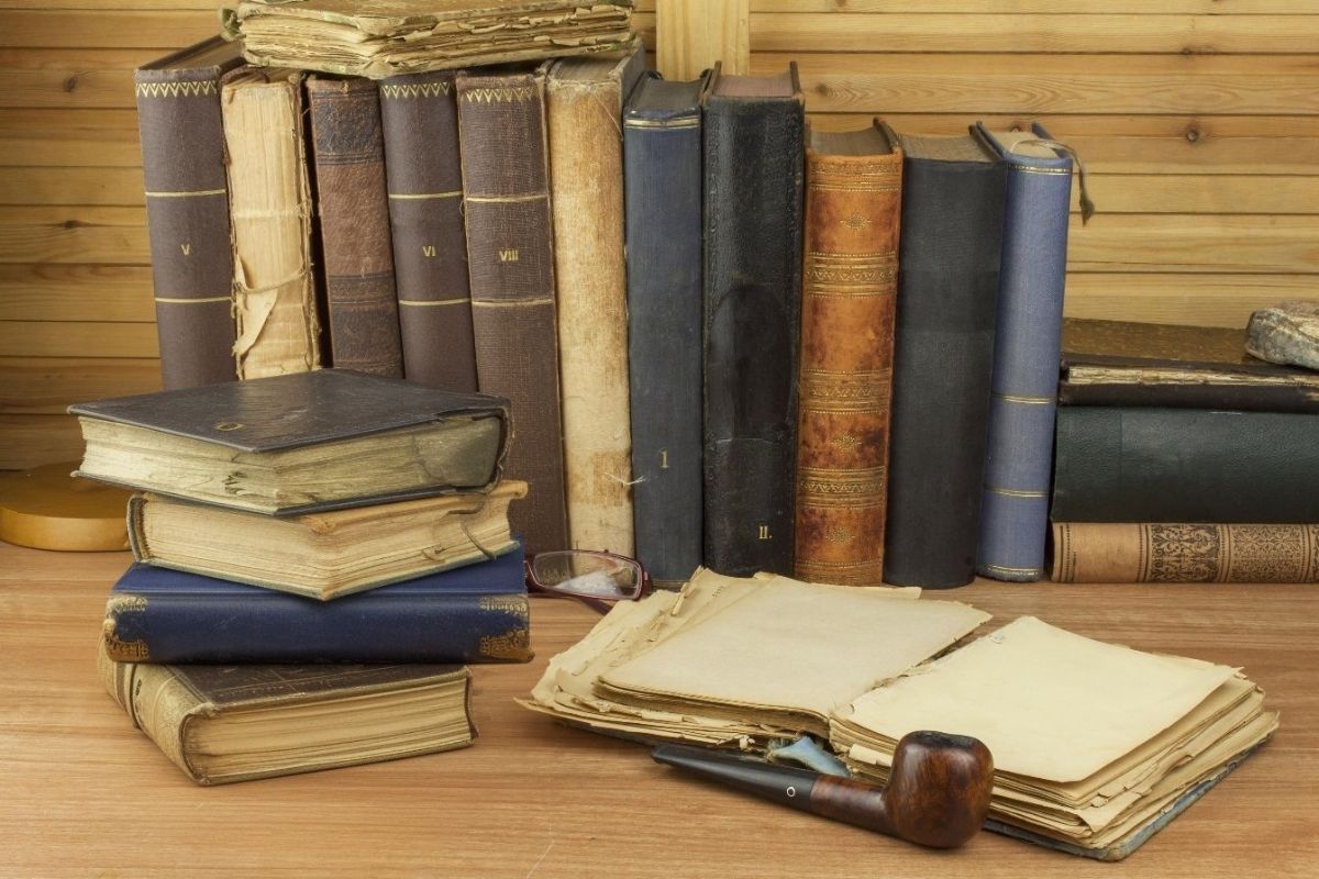 Staré knihy na drevenom stole.
