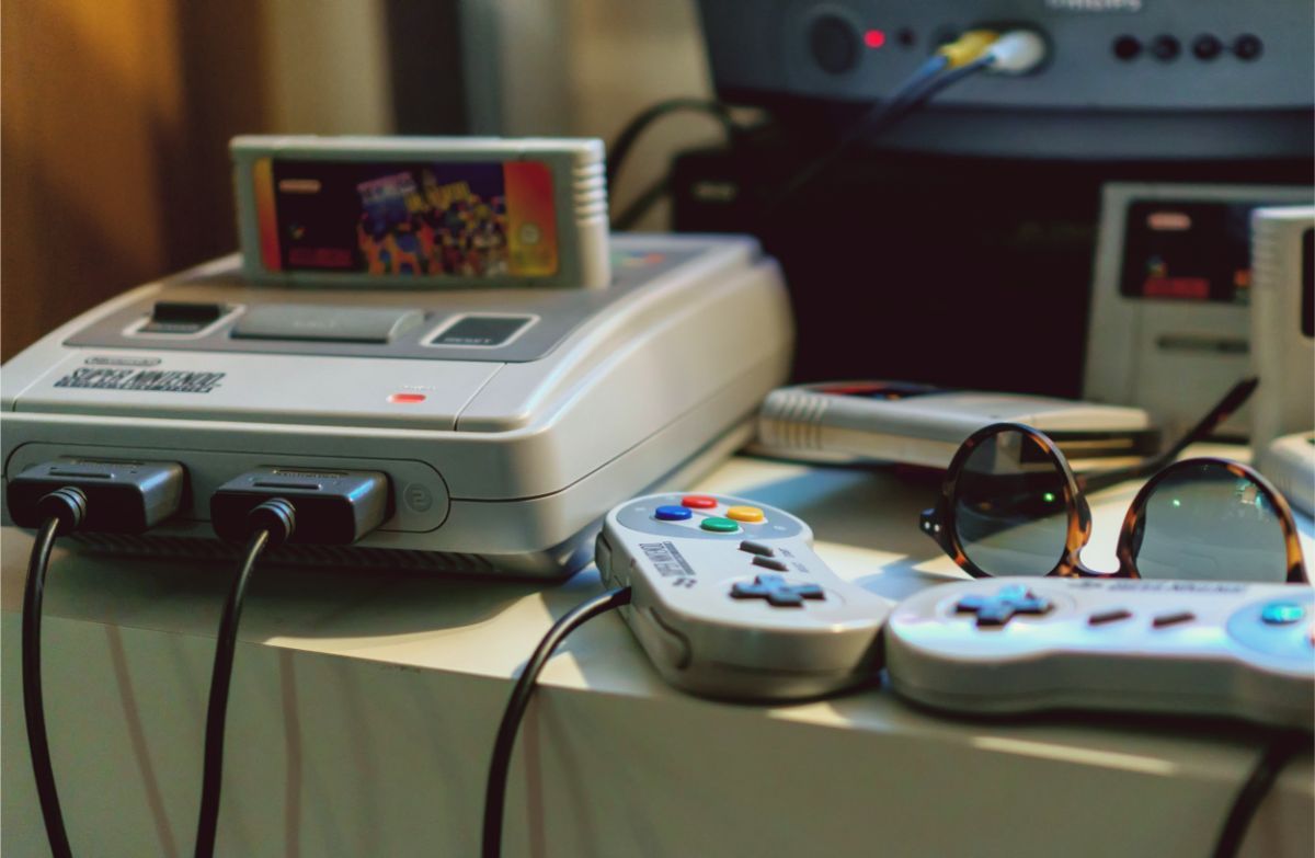 Stará retro playstation konzola.