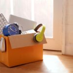 Krabica plná vecí na vyhodenie.