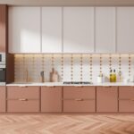 Kuchynská linka so skrinkami v bielej a terakotovej farbe.