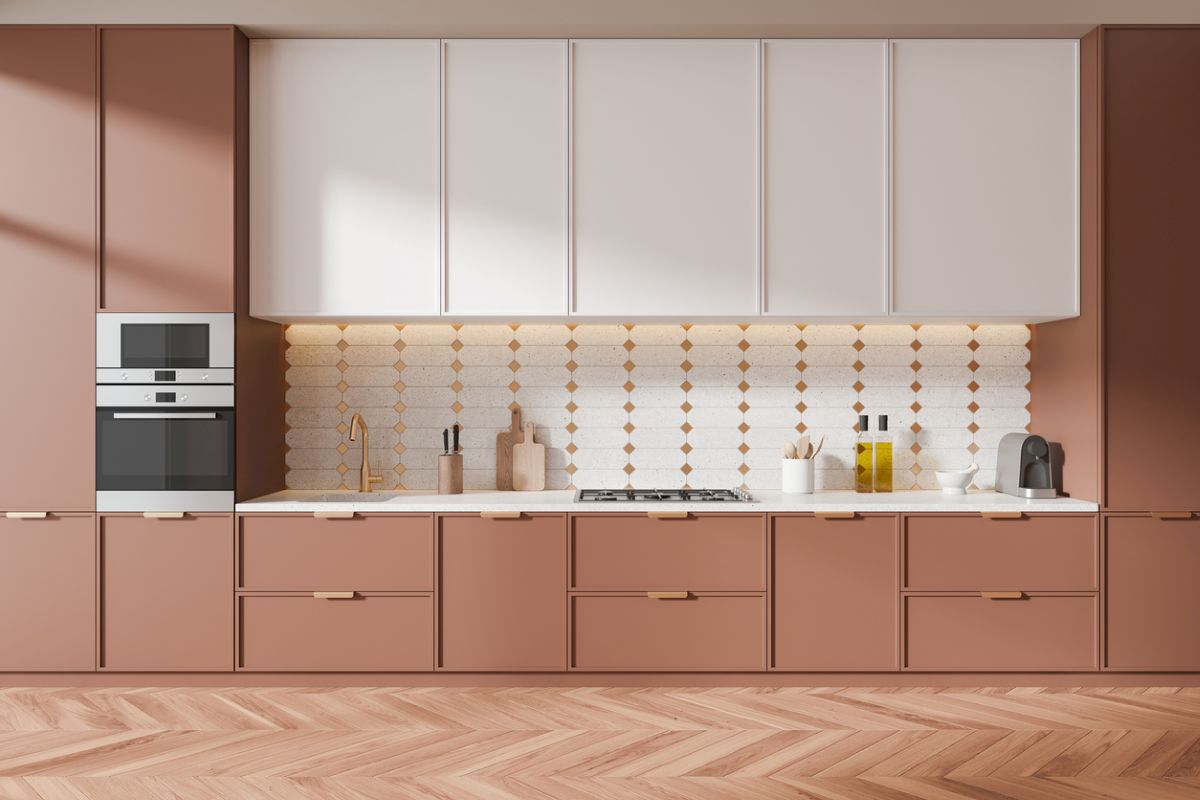 Kuchynská linka so skrinkami v bielej a terakotovej farbe.
