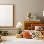 Obývačka so sedačkou v terakotovej farbe a dreveným nábytkom v japandi štýle.