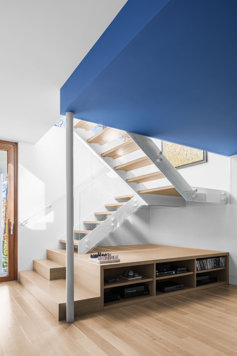 Sýtomodrá farba v inak neutrálnom interiéri evokuje oblohu alebo more. Podčiarkuje tým prírodnú atmosféru, aj keď len okrajovo.