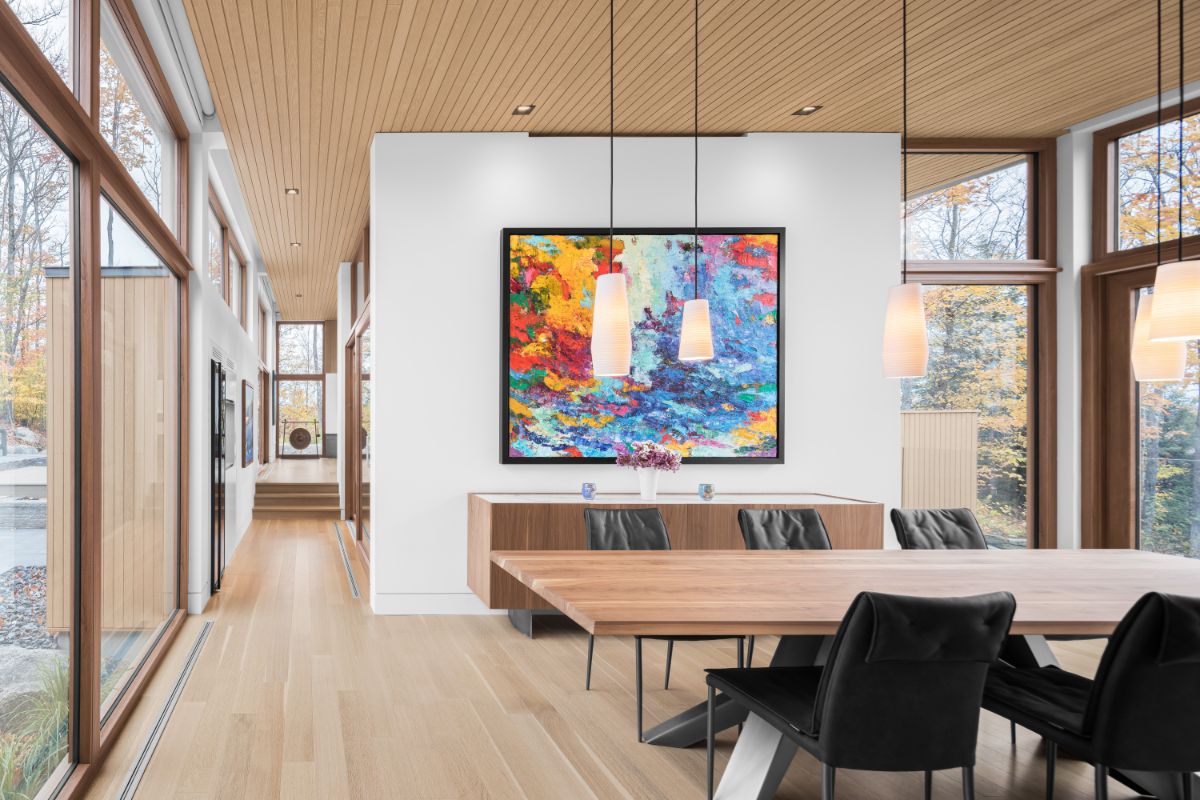 Farebné obrazy dodávajú interiéru živosť a hravosť.