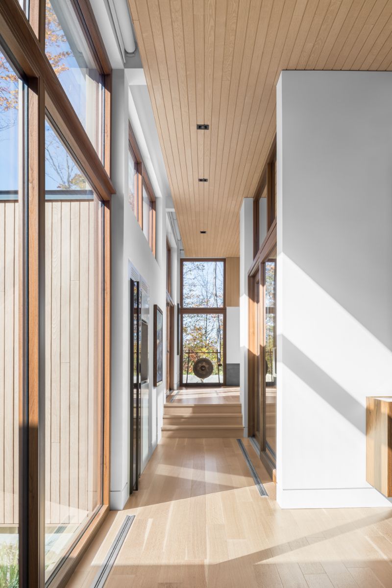 Úzka chodba vedie popri kuchyni spojenej s jedálňou do obývačky. Tieto dve miestnosti oddeľuje terasa s vonkajším stolovaním.