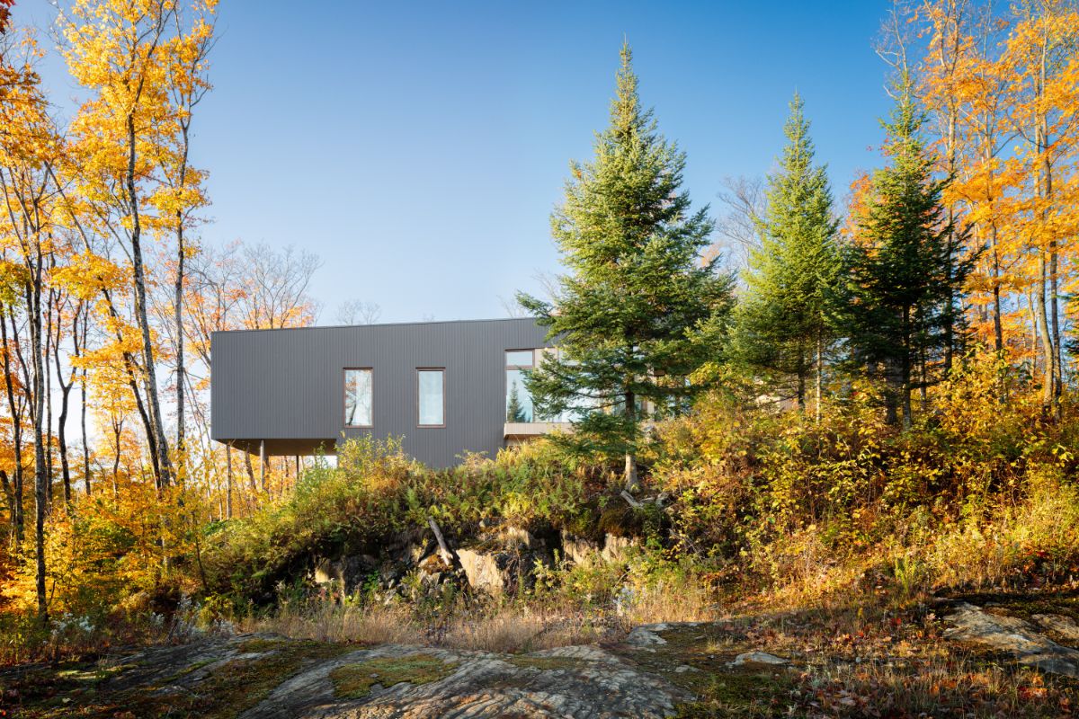 Dom sa nachádza v Laurentídach, oblasti Laurentínskych vrchov neďaleko Montrealu. 