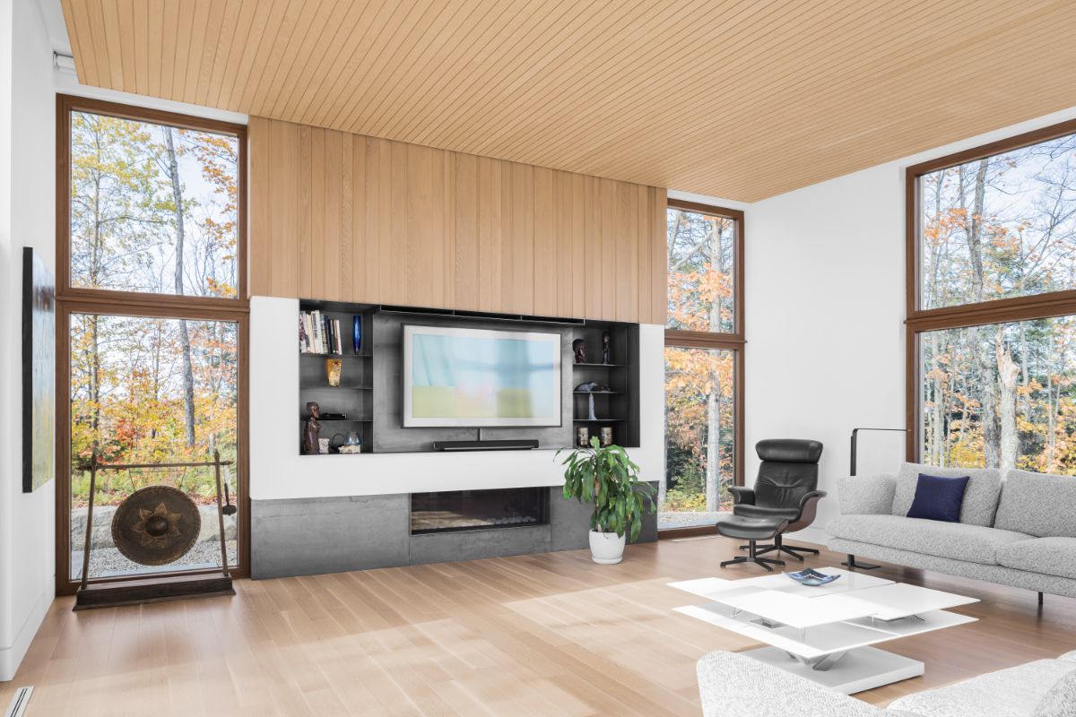 Aj keď je dom zameraný na spojenie s prírodou, nechýbajú mu ani moderné technológie a formy zábavy.