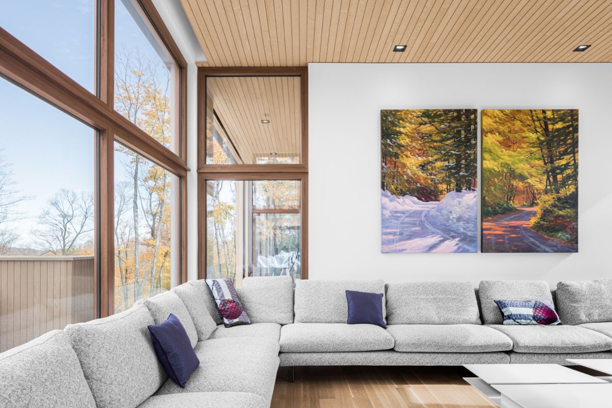 Steny interiéru na viacerých miestach zdobia obrazy. Tie v obývačke pripomínajú les za oknom.