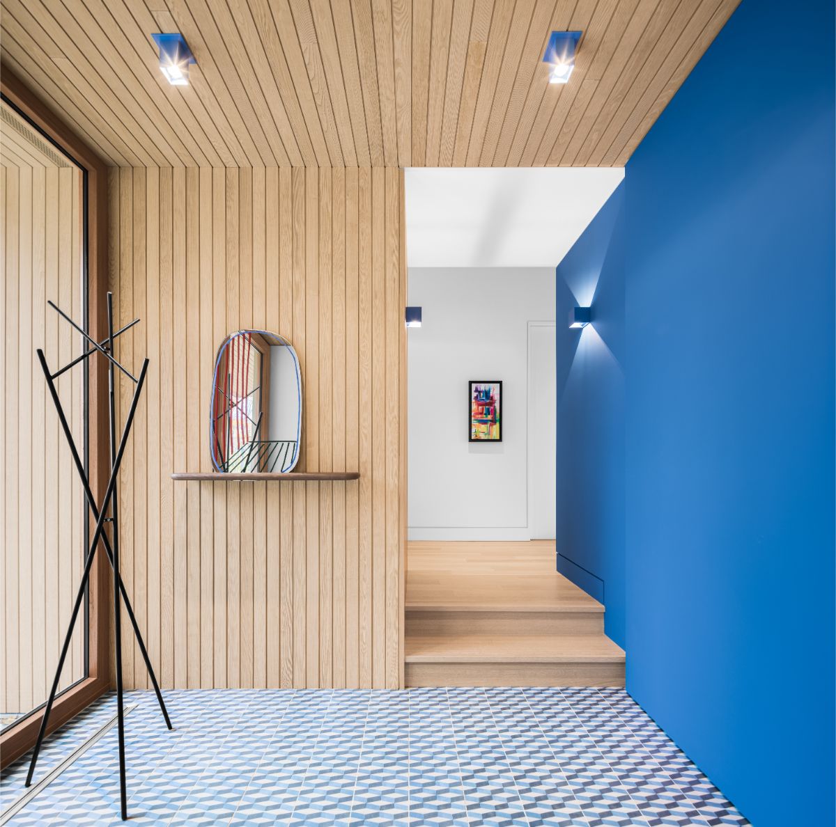 Už pri vchode vás upúta sýtmodrá stena, ktorá signalizuje, že interiér nebude nudný.