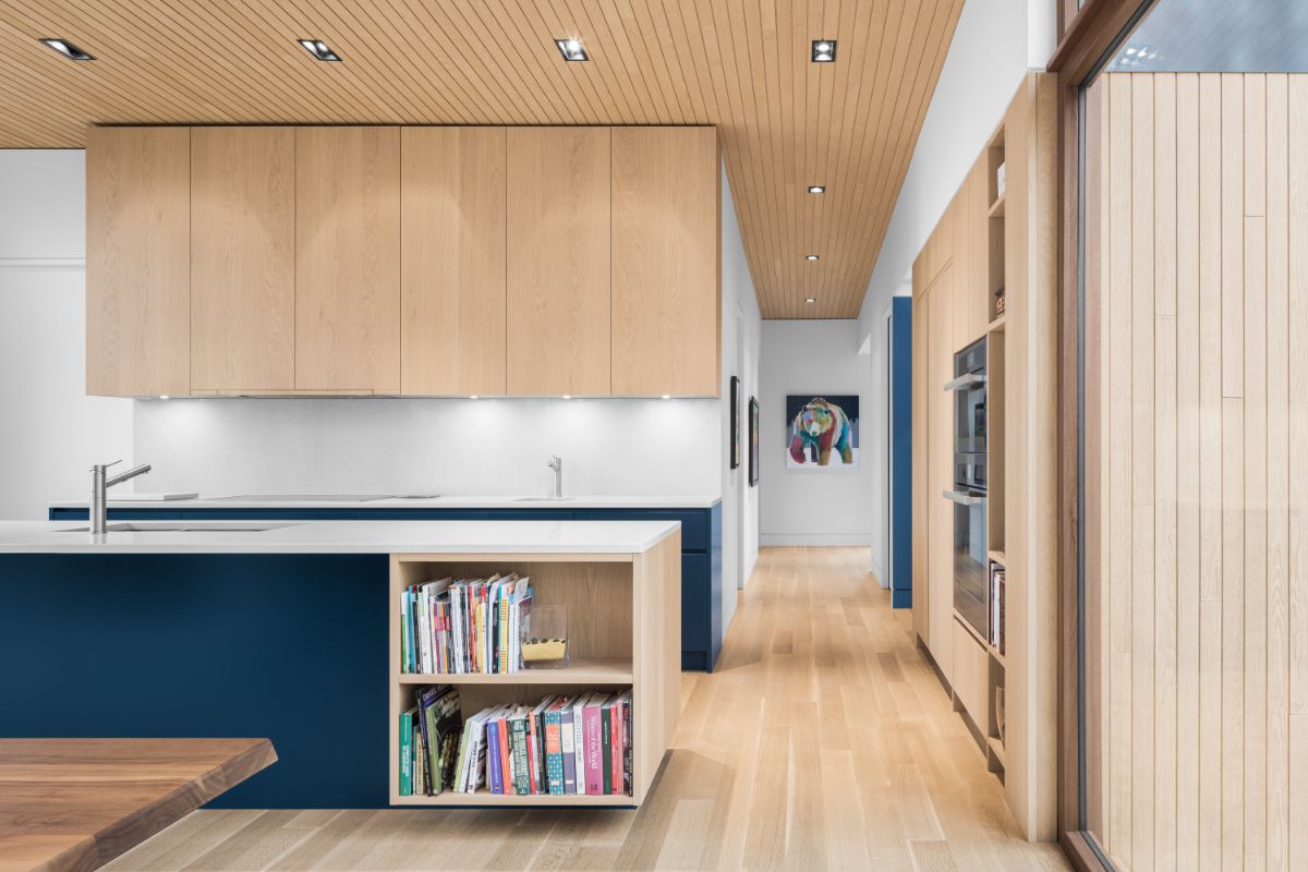 Bývanie je zariadené pomerne minimalisticky. Decentné dekorácie na stenách sú použité cielene tak, aby oživovali priestor, no nezahlcovali.