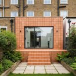 Prístavba domu s obkladom z terracotty.