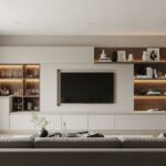 Obývačková stena s televíziou, úložným priestorom a barom.