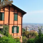 Starší marhuľový dom na kopci.