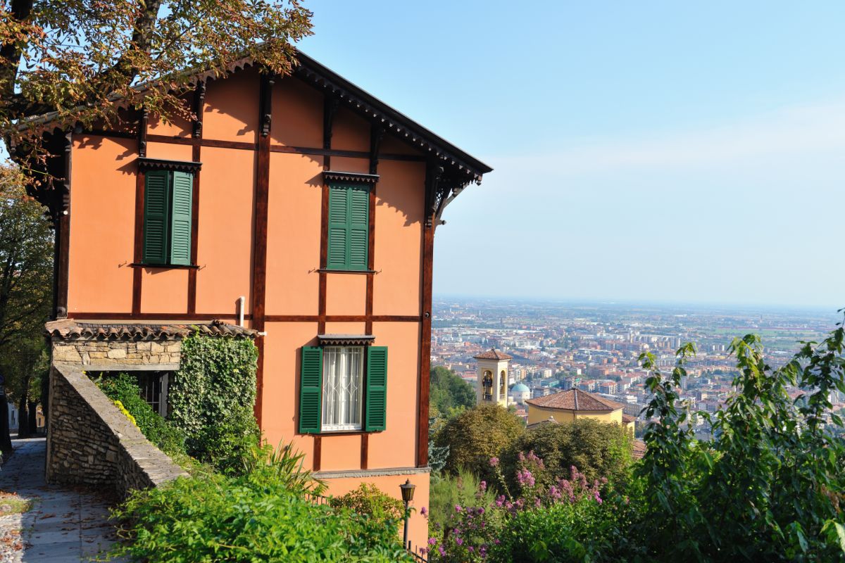 Starší marhuľový dom na kopci.