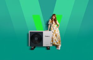 Žena v kvetovaných šatách sa opiera tepelné čerpadlo.