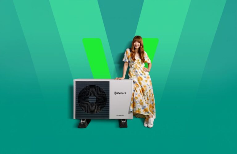 Žena v kvetovaných šatách sa opiera tepelné čerpadlo.