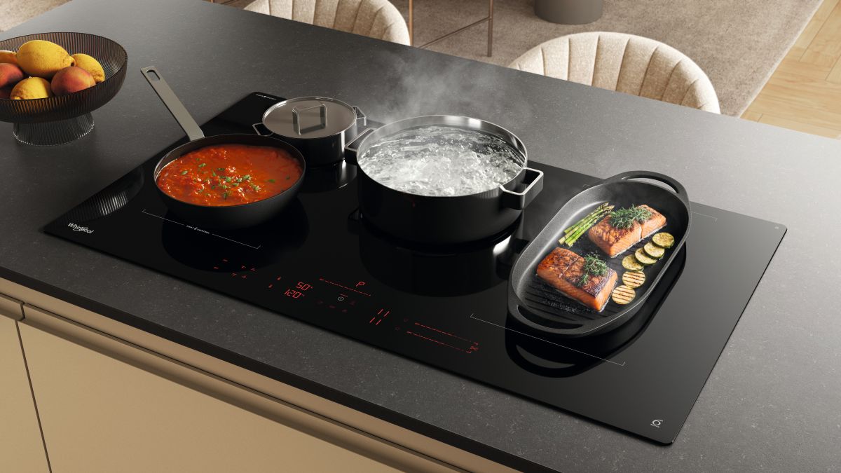 Široká varná doska s množstvom nádob s pripravujúcim sa jedlom.