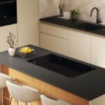 Moderná kuchyňa s ostrovčekom s varnou doskou.