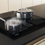 Moderná varná doska na linke s hrncami.