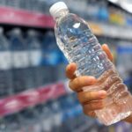 Detail na plastovú fľašu s vodou.