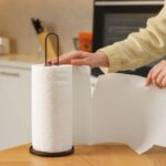 Trhanie kuchynskej papierovej utierky.