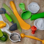 Plastové kuchynské pomôcky rôznych farieb.