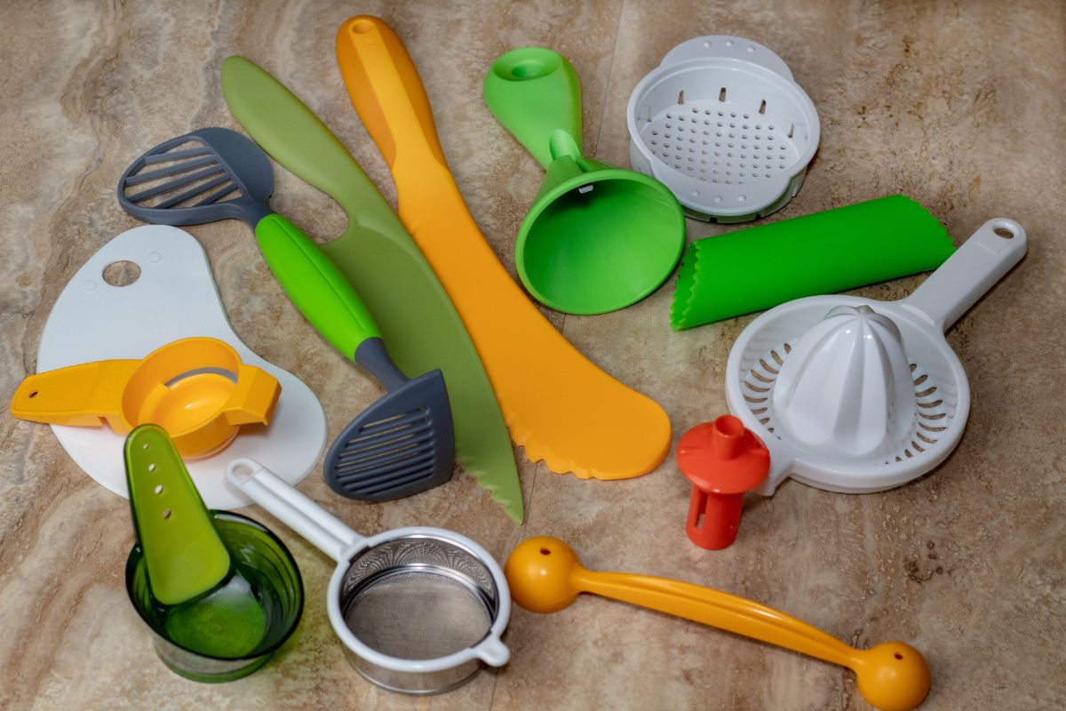 Plastové kuchynské pomôcky rôznych farieb.